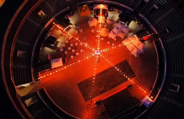 Apoyo a la seguridad en eventos mediante drones de vigilancia aérea Dron realizando control aéreo en evento o espacio público